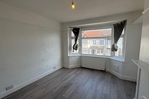 3 bedroom house to rent, Mansted Gardens, Romford RM6