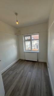 3 bedroom house to rent, Mansted Gardens, Romford RM6