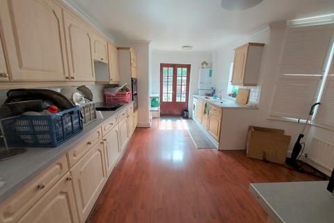 4 bedroom terraced house to rent, Ilford, Essex, IG1