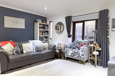 2 bedroom flat for sale, Spring Pool, Warwick