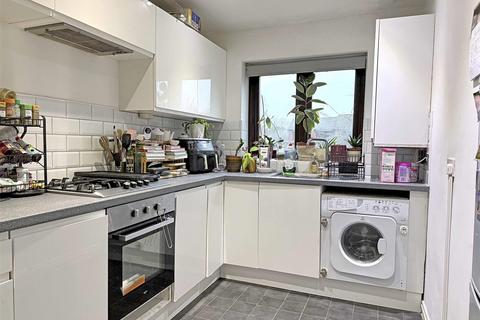2 bedroom flat for sale, Spring Pool, Warwick