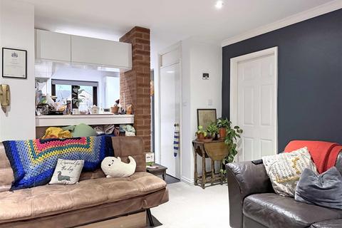 2 bedroom flat for sale, Spring Pool, Warwick