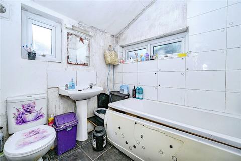 2 bedroom terraced house for sale, St. Saviours Crescent, Luton, Bedfordshire, LU1
