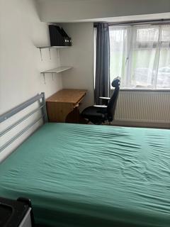 1 bedroom in a house share to rent, Dell Road, West Drayton UB7