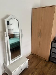 1 bedroom in a house share to rent, Dell Road, West Drayton UB7