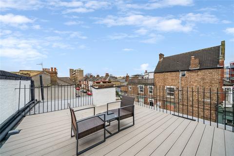3 bedroom maisonette to rent, Tooting High Street, London, SW17