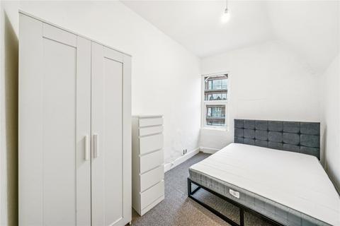 3 bedroom maisonette to rent, Tooting High Street, London, SW17