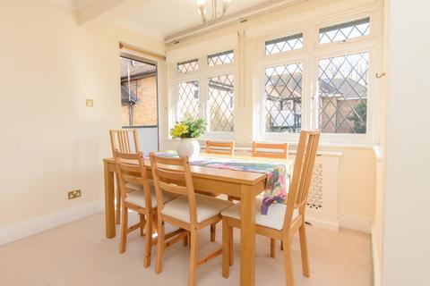 2 bedroom apartment to rent, HOLDEN ROAD, FINCHLEY, N12