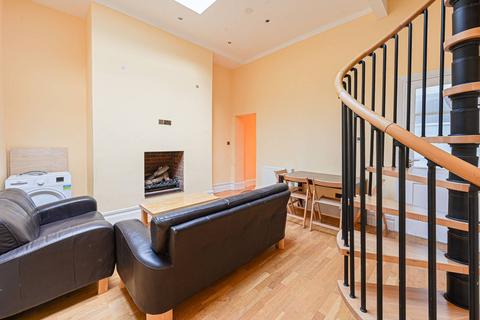 4 bedroom flat to rent, Queens Gate, South Kensington, London, SW7