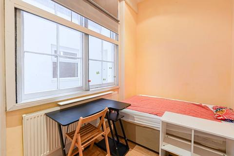 4 bedroom flat to rent, Queens Gate, South Kensington, London, SW7