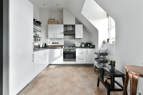 2 bedroom apartment for sale, Warren Road, Reigate
