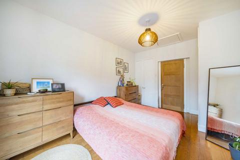2 bedroom flat for sale, Thornton Avenue, London SW2