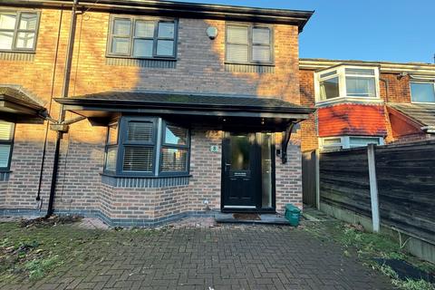 3 bedroom semi-detached house to rent, Park Lane, Salford, M6