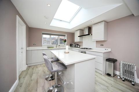 3 bedroom semi-detached house for sale, Summers Road, Luton