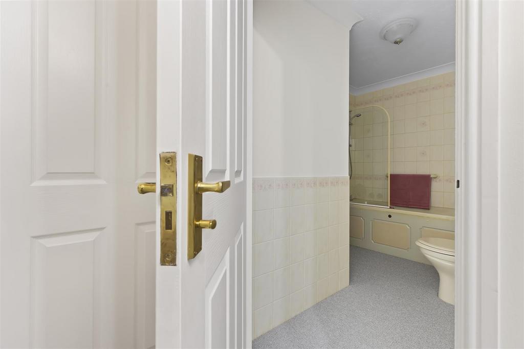 Bathroom 2.jpg