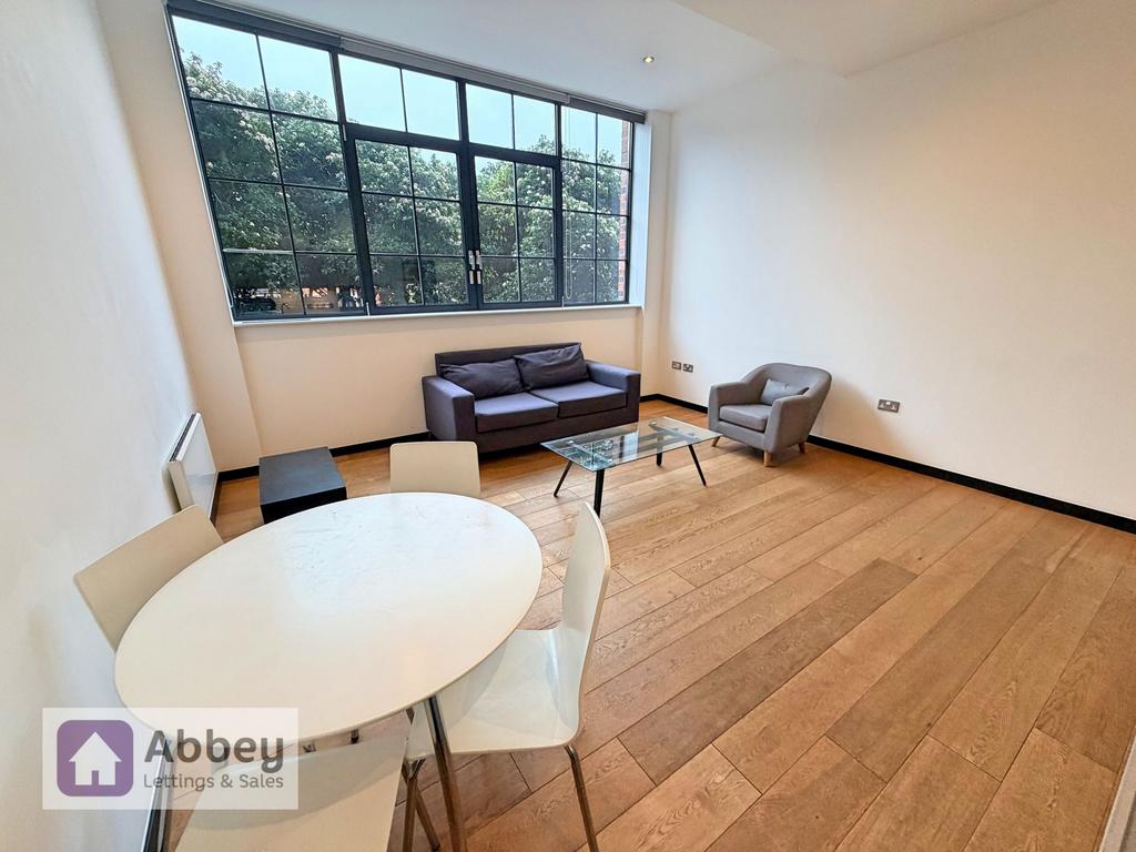 Lounge/Dining Area