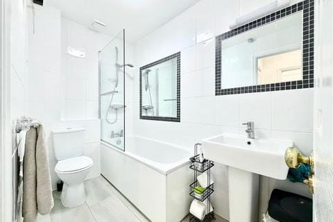 2 bedroom flat for sale, Keele Close, Watford WD24