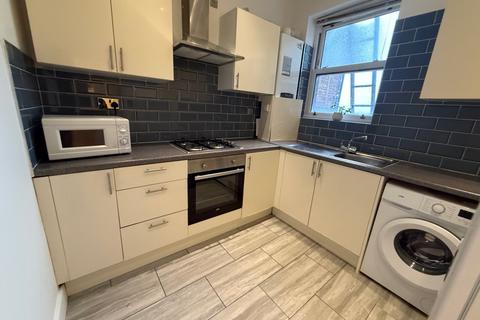 2 bedroom flat to rent, High Road,