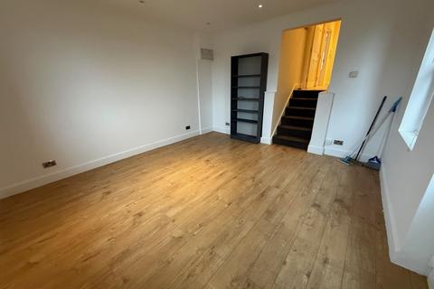 2 bedroom flat to rent, High Road,