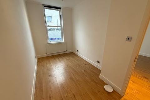 2 bedroom flat to rent, High Road,