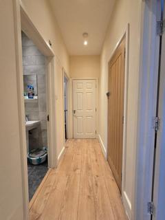 2 bedroom flat to rent, High Road,