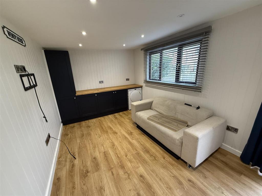32 Racecourse Avenue SY25 BU workshop office 002.jp
