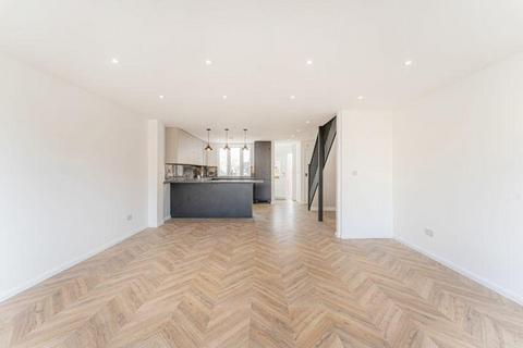 3 bedroom terraced house to rent, White Hart Lane, London, N22