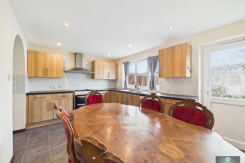 3 bedroom house to rent, Crabbet Road, Crawley RH10