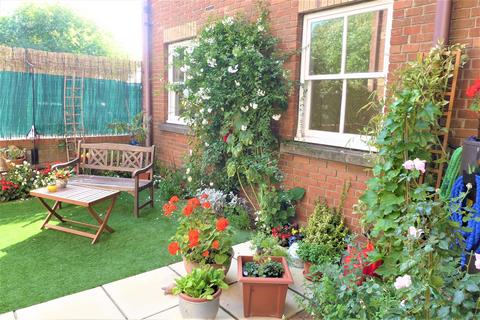 1 bedroom retirement property to rent, 14 Charles Dickens Court, 388 Old Commercial Road PO1