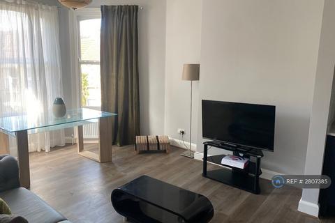 3 bedroom flat to rent, Duckett Road, London, N4