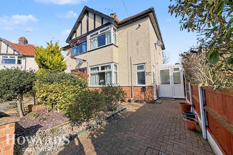 2 bedroom semi-detached house for sale, West Avenue, Gorleston