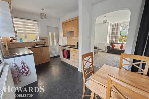 2 bedroom semi-detached house for sale, West Avenue, Gorleston