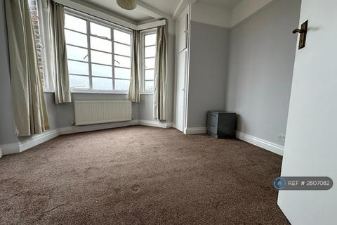 2 bedroom flat to rent, Selwyn Court, London, SE3