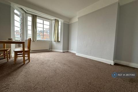 2 bedroom flat to rent, Selwyn Court, London, SE3