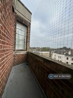 2 bedroom flat to rent, Selwyn Court, London, SE3
