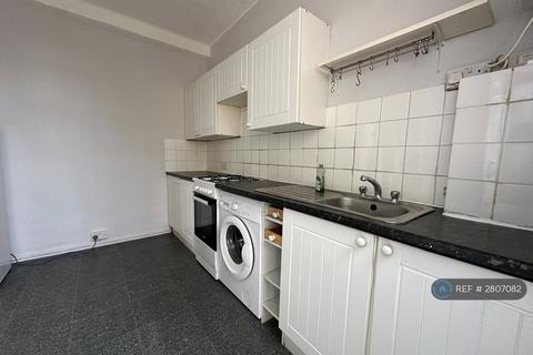 2 bedroom flat to rent, Selwyn Court, London, SE3