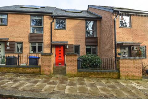 3 bedroom terraced house to rent, White Peacock Lane, Upton, NN5