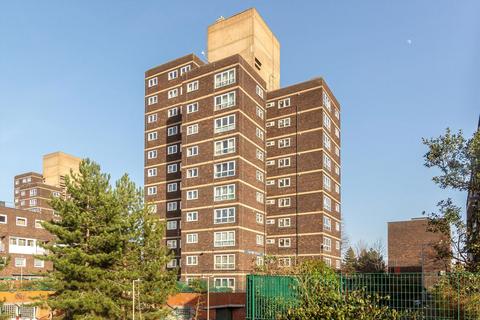 3 bedroom flat to rent, Arabella Drive, London SW15