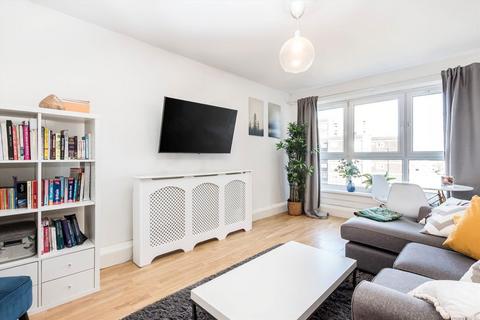 3 bedroom flat to rent, Arabella Drive, London SW15