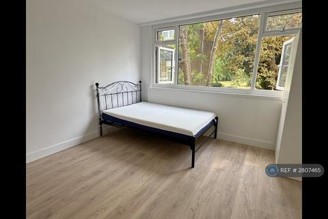 Studio to rent, Coburg Crescent, London, SW2
