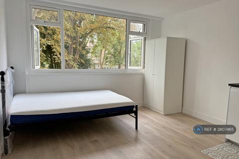 Studio to rent, Coburg Crescent, London, SW2