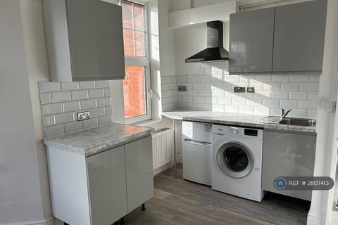 1 bedroom in a house share to rent, Cassio Road, Watford, WD18