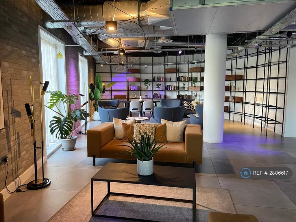 Lobby Area & Concierge