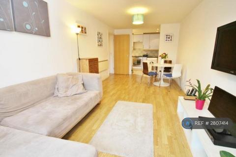 2 bedroom flat to rent, Azalea House, Feltham, TW13