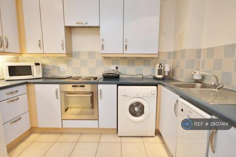 2 bedroom flat to rent, Azalea House, Feltham, TW13