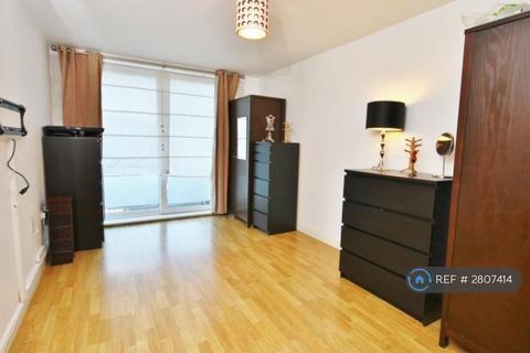 2 bedroom flat to rent, Azalea House, Feltham, TW13