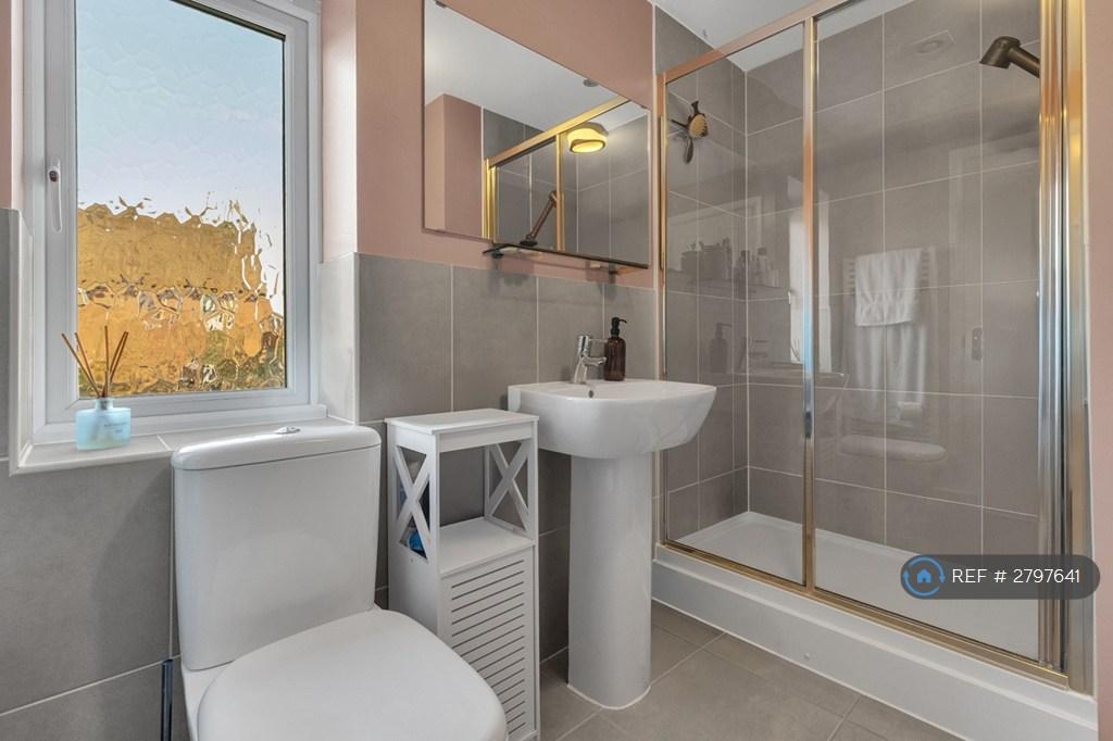 Master Bedroom En-Suite Bathroom