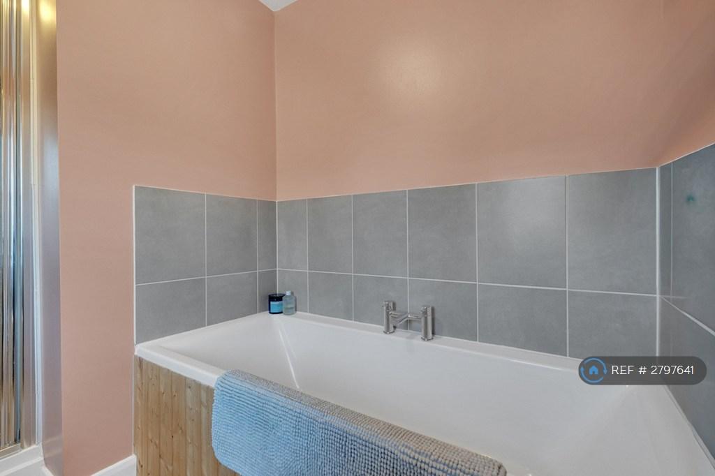 Master Bedroom En-Suite Bathroom