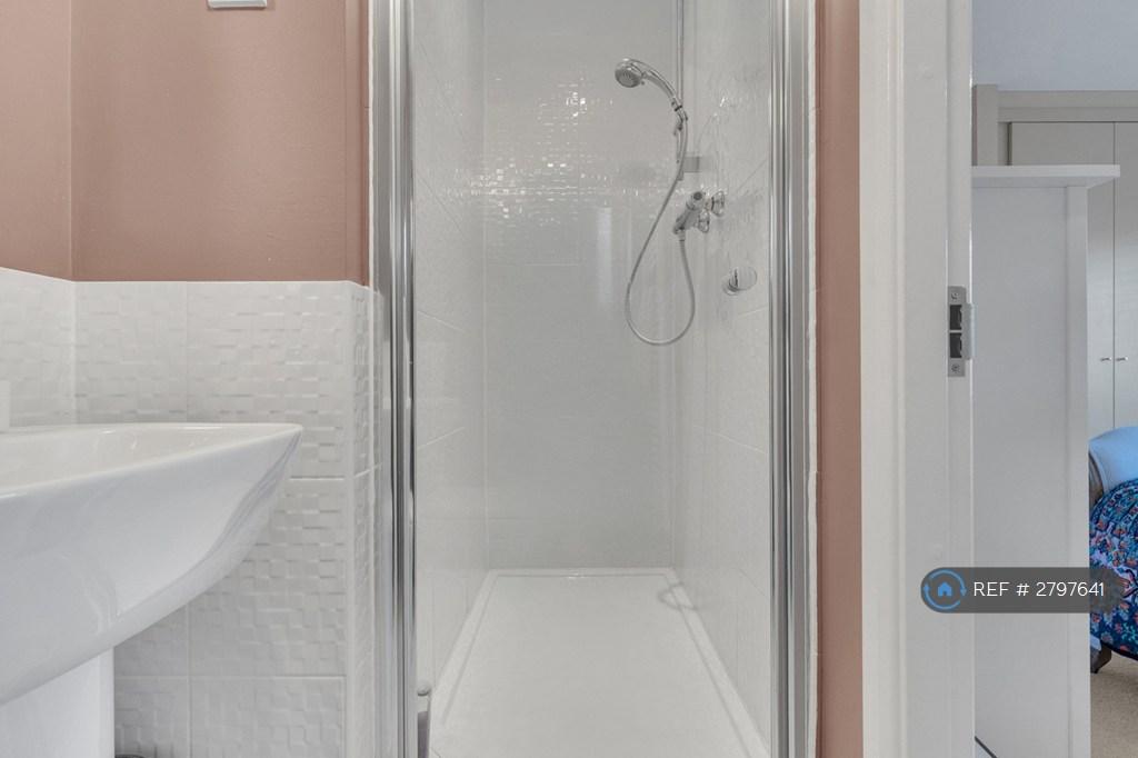 Second Bedroom En-Suite