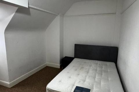 3 bedroom terraced house to rent, Feltham, London TW13